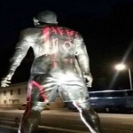 Вандали написаха "Меси" на гърба на статуята на Роналдо