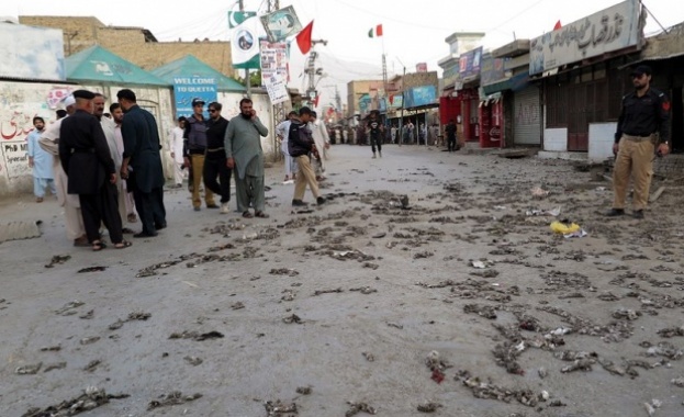 Бомба пред център за имунизация против полиомиелит в Пакистан уби най-малко 15 души