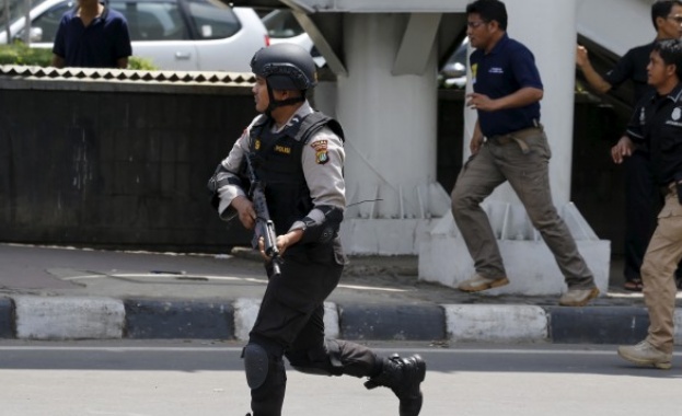 Най-малко четирима души загинаха след серия от експлозии в индонезийската столица Джакарта