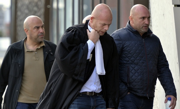 Предполагаемият организатор на атаките в Париж се e свързал с адвокат