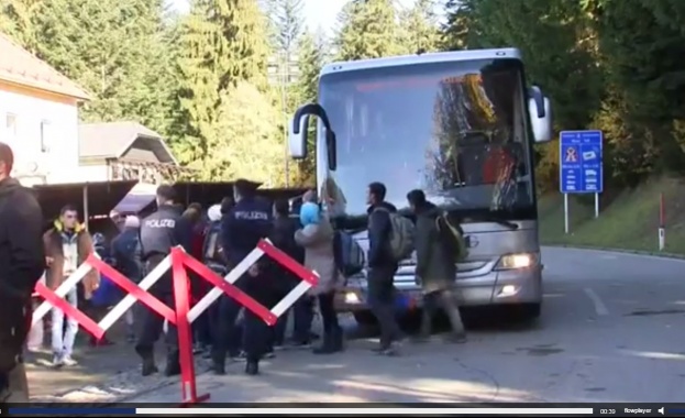 Разгневен баварски политик изпрати пълен автобус с бежанци на Меркел