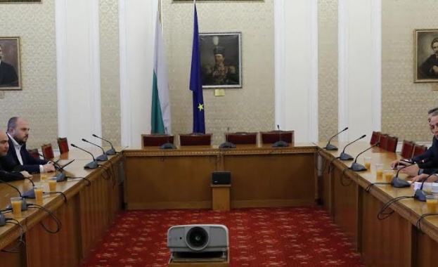 Миков след консултациите с БДЦ: Обсъдихме мотивите за вот на недоверие, особено в здравеопазването