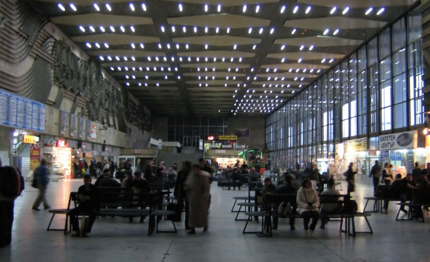 Движението на влаковете в осем жп участъка на страната е преустановено поради усложнената зимна обстановка