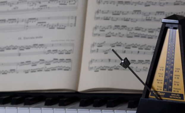 Почина Юбер Жиро – композиторът на Mamy Blue