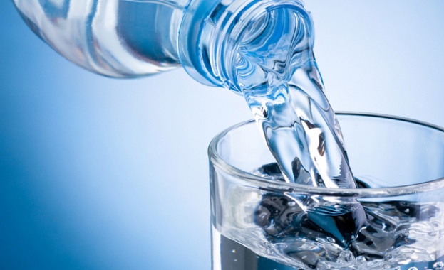 Бутилка извлича влагата от въздуха и я кондензира в питейна вода