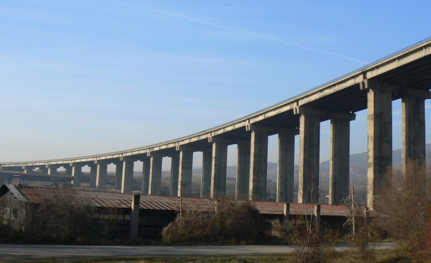 Фасадна плоча от магистрала "Хемус" падна върху кола, пострадал е човек 