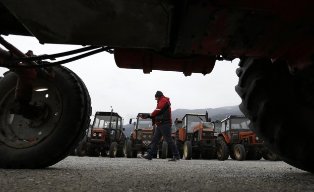 Гръцки фермери заплашват с блокада два пункта с България