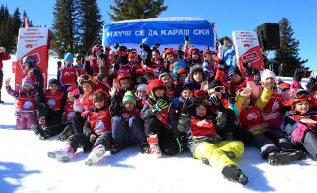 Близо 3800 деца ще получат безплатни ски курсове чрез програмата „Научи се да караш ски“