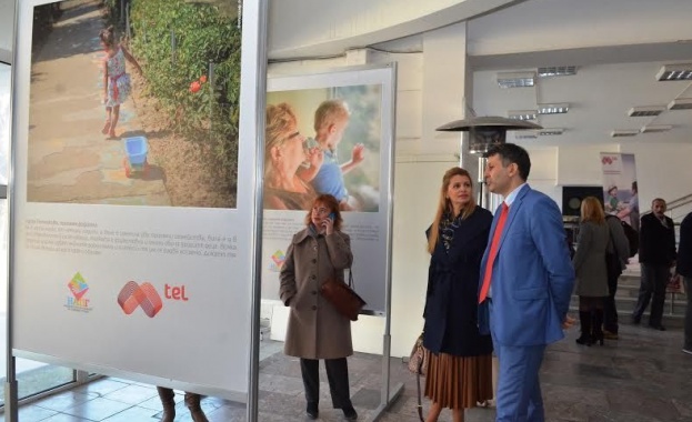 Изложба разказва за „Детството в приемна грижа"