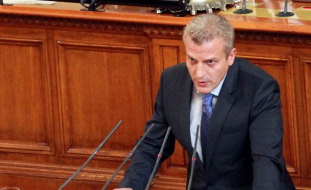 Министър Москов не очаква вотът на недоверие да успее