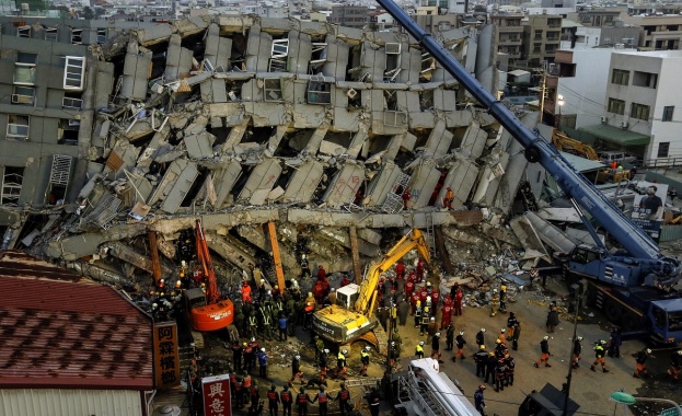 Арестуваха строителя на рухналата сграда след труса в Тайван