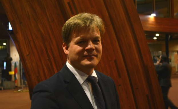 Петер Омтциг: Трябва да се затворят границите за търговия с оръжие и петрол в Сирия