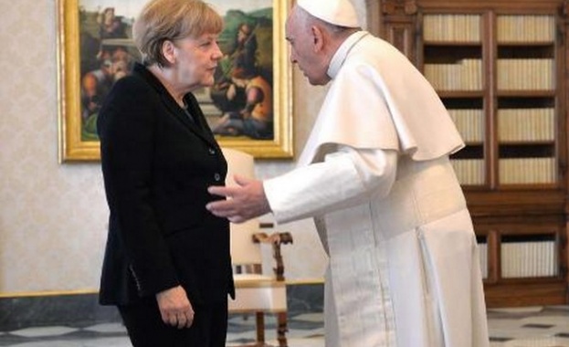 Меркел се ядосала на папата, че сравнил Европа с бездетна жена