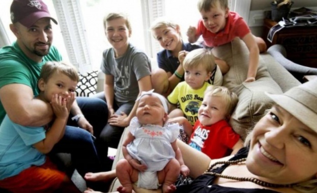 Семейство с шест момчета приветства първата дъщеричка