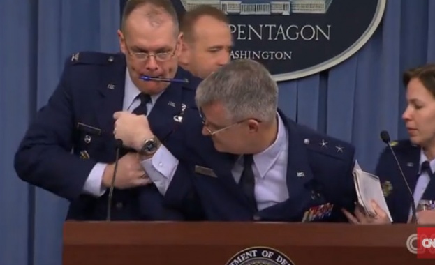 Генерал от ВВС на САЩ припадна по време на брифинг