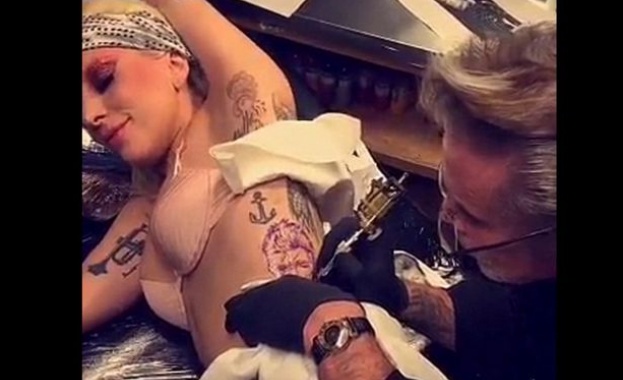 Лейди Гага си татуира Дейвид Боуи  