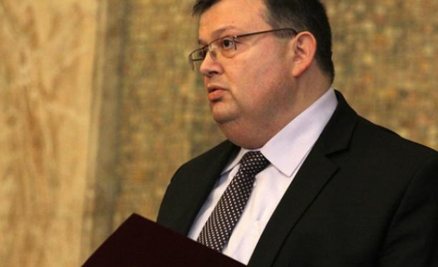 ЕК поставя Цацаров под спецнадзор