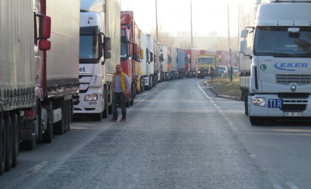Километрична опашка от камиони в района на ГКПП "Дунав мост"
