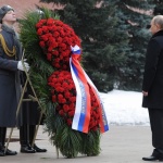 Путин поднесе венец на Гроба на Незнайния воин