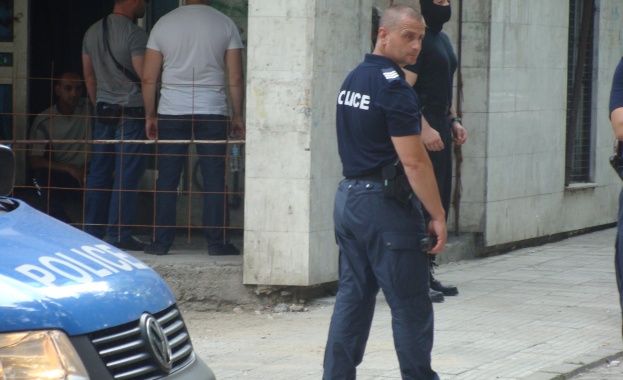 Спецоперация на ДАНС и полицията пред мола на „Стамболийски” в София