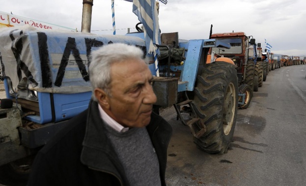 Гръцките фермери постепенно свалят блокадите