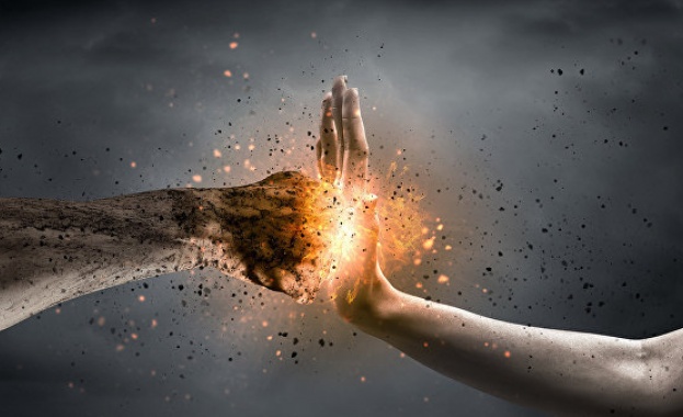 „Комерсант“: Руски военни експерти създават концепция за „мека сила“ за борба с „цветните революции“