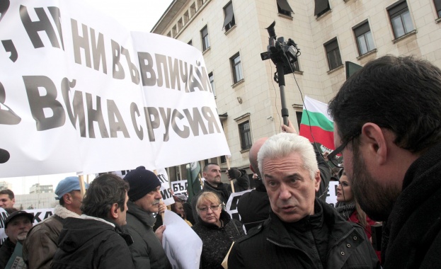 Симпатизанти на „Атака” свалиха знамето на ЕС от пилоните на НДК (обновена)