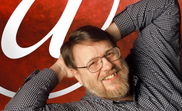 Почина създателят на електронната поща