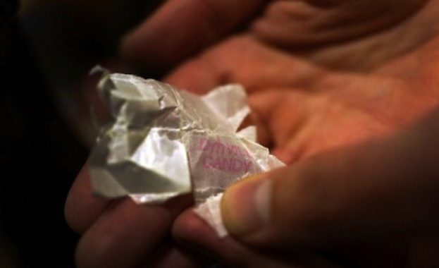 Мащерка, напръскана с бял прах от Китай, вкарва тийнейджърите в лудница  