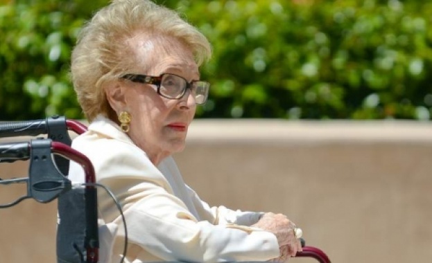 Почина Нанси Рейгън