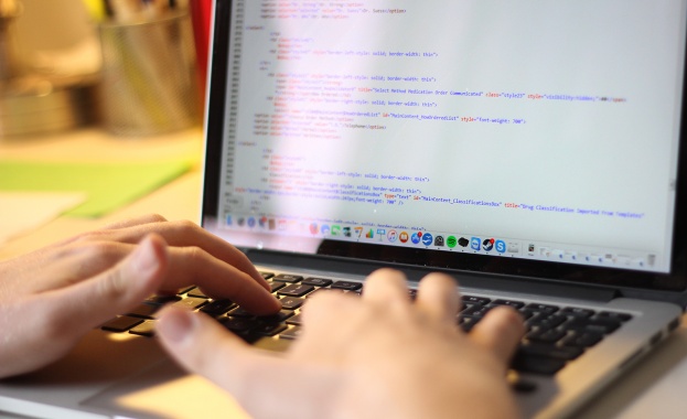 МОН предлага висшите училища, приели повече студенти по математика, информатика и компютърна техника, да получат допълнително финансиране