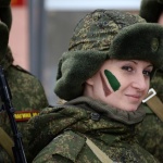„С грим под камуфлажа”: Руски военнослужещи жени се състезават по бързина и сила