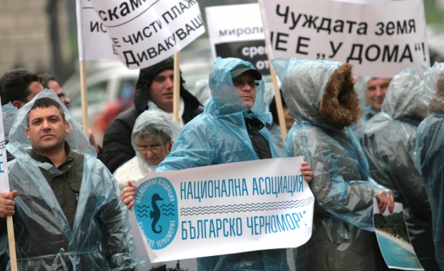 Дивото къмпингуване по плажовете не носи приходи и цапа, обяви протест