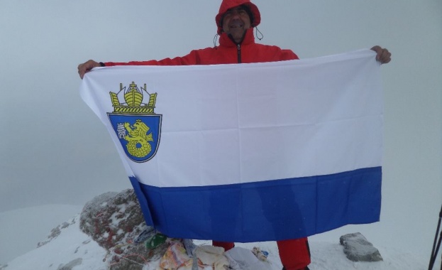 Знамето на Бургас се развя на най-високия връх в Южна Америка