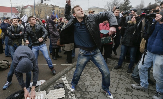 Група протестиращи се опита да проникне в руското консулство в Одеса