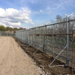 Нали уж оградата щеше да спре мигрантите?