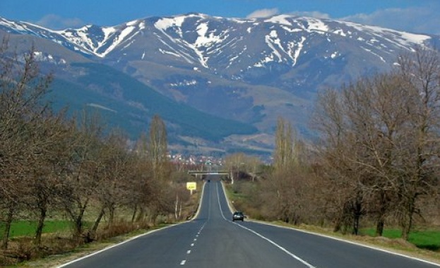 АПИ: Пътищата са мокри. Шофирайте внимателно!