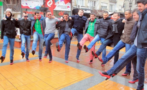 Mъже сложиха токчета