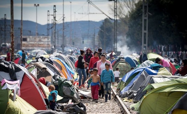Евакуират всички мигранти от Идомени  