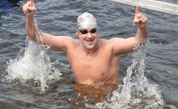 Петър Стойчев стана световен шампион по плуване в ледени води