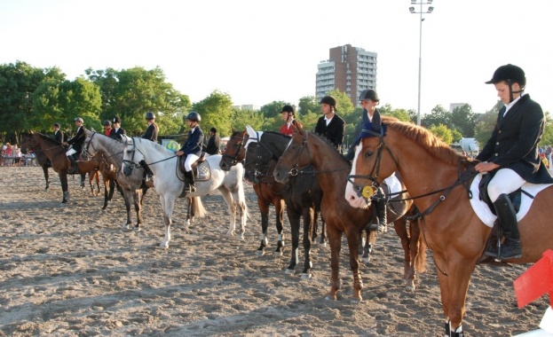 Конни състезания и безплатни уроци по езда за Тодоровден