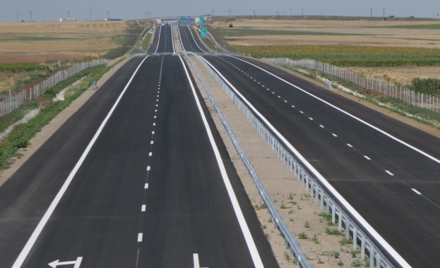 Аварирал камион при 164-ти км на АМ „Тракия”, движението е в скоростната лента 