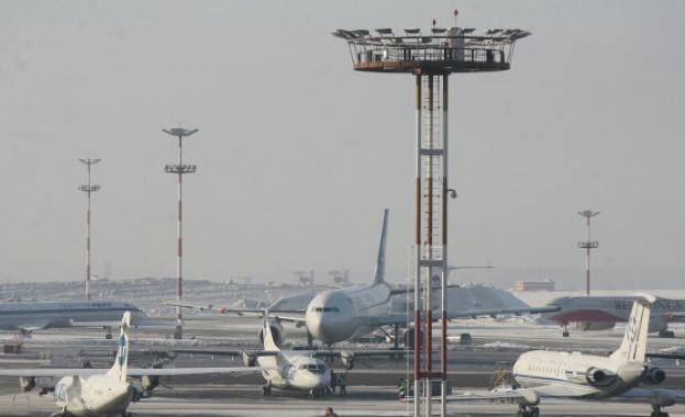 Boeing 737 с 90 души на борда кацна аварийно на летището в Москва