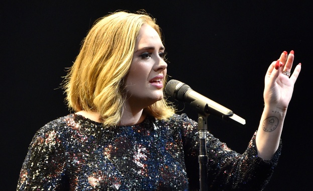 Адел почете жертвите от атентатите в Брюксел по време на концерта си в Лондон