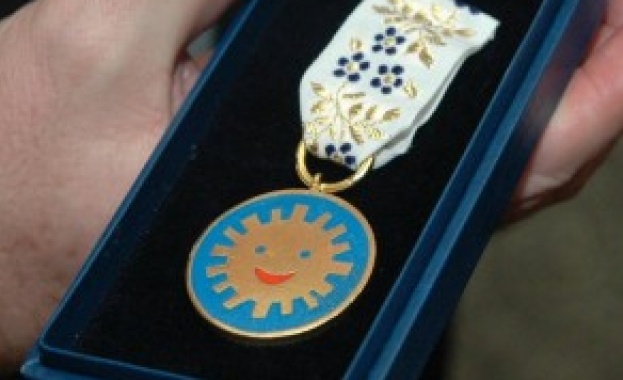 Деца връчват Ордена на усмивката