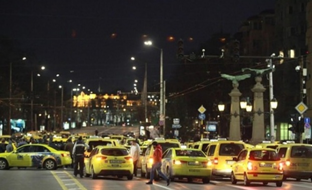 Таксиджиите разчистват "Орлов мост" от колите си след срещата с министър Московски (видео)