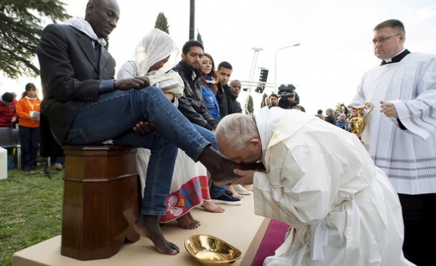 Папата изми ритуално краката на бежанци (видео)