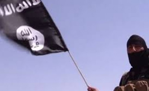 Военни свалиха и запалиха знамето на „Ислямска държава“ в Сирия