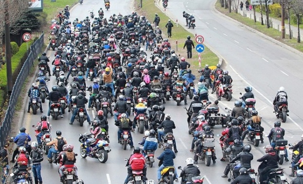 Хиляди участват в старта на мотосезон 2016