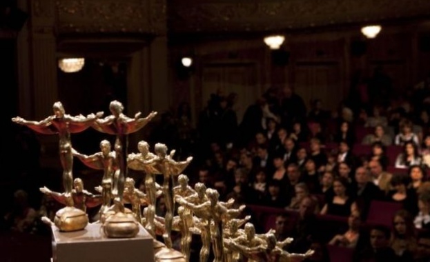 Отличия и протести в Деня на театъра